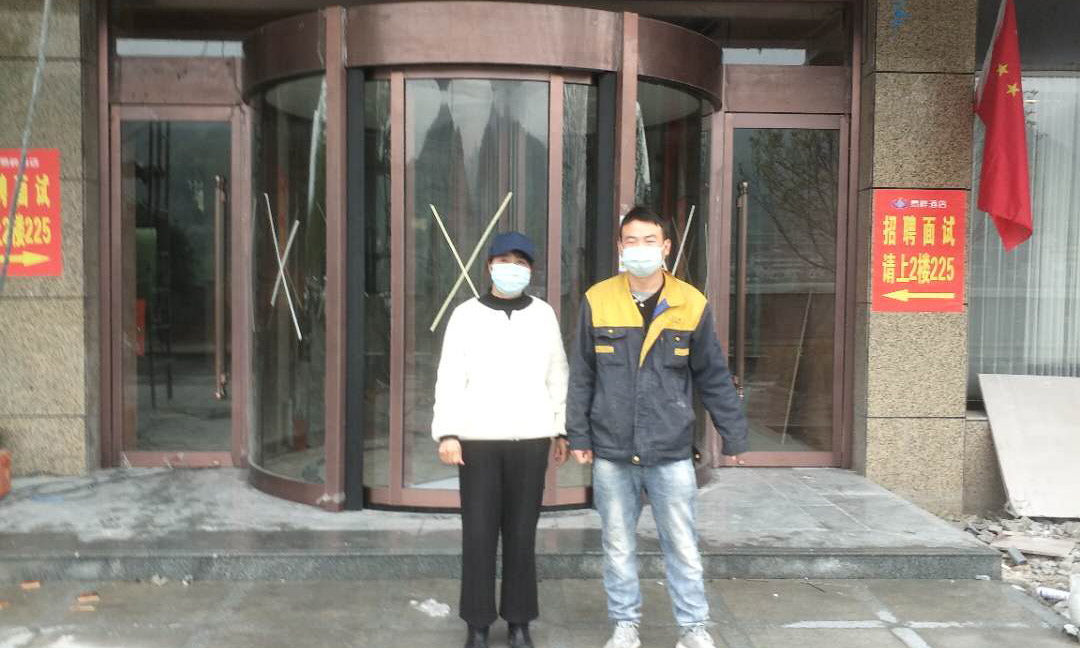 石泉兩翼自動旋轉門業(yè)主和安裝工人合影