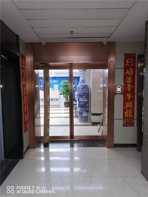 西安市高新區(qū)公司辦公室純銅自動門安裝現(xiàn)場 