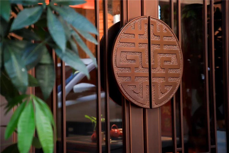 碧瓦朱甍，醉美閩南印象，來(lái)旺良品堂文化館銅門(mén)！