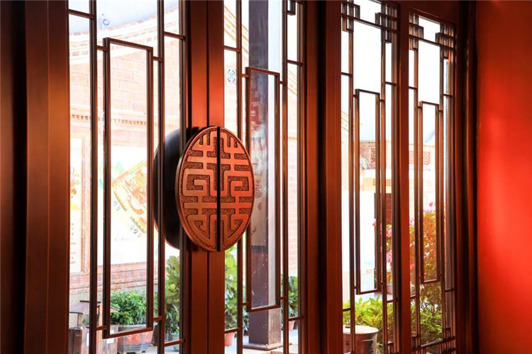 碧瓦朱甍，醉美閩南印象，來(lái)旺良品堂文化館銅門(mén)！