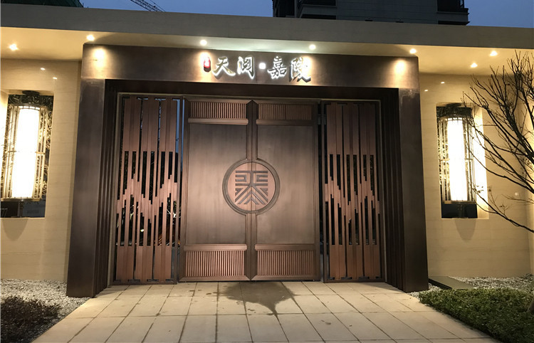 銅門(mén)成為富豪別墅的門(mén)面，誰(shuí)在背后推動(dòng)？
