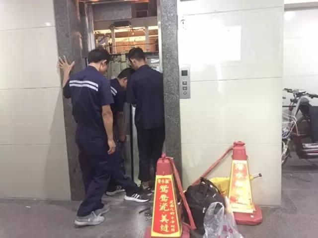  危險！千萬別再用身體擋電梯自動門了