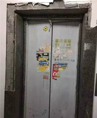  危險！千萬別再用身體擋電梯自動門了