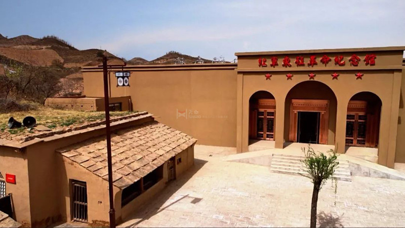 延安市紅軍東征革命紀(jì)念館大門(mén)，博物館銅門(mén)